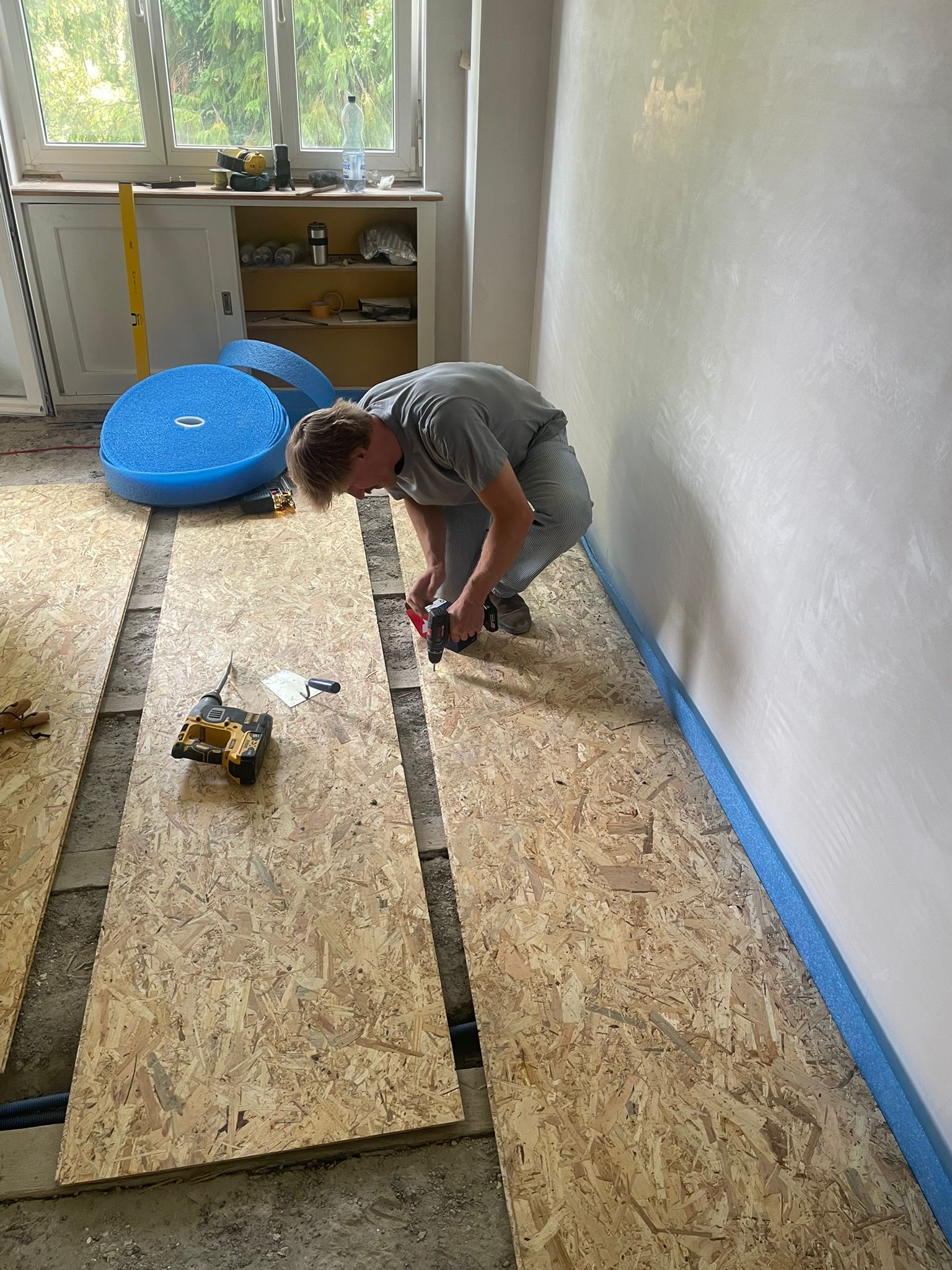 Befestigung von OSB-Platten während des Bodenaufbaus