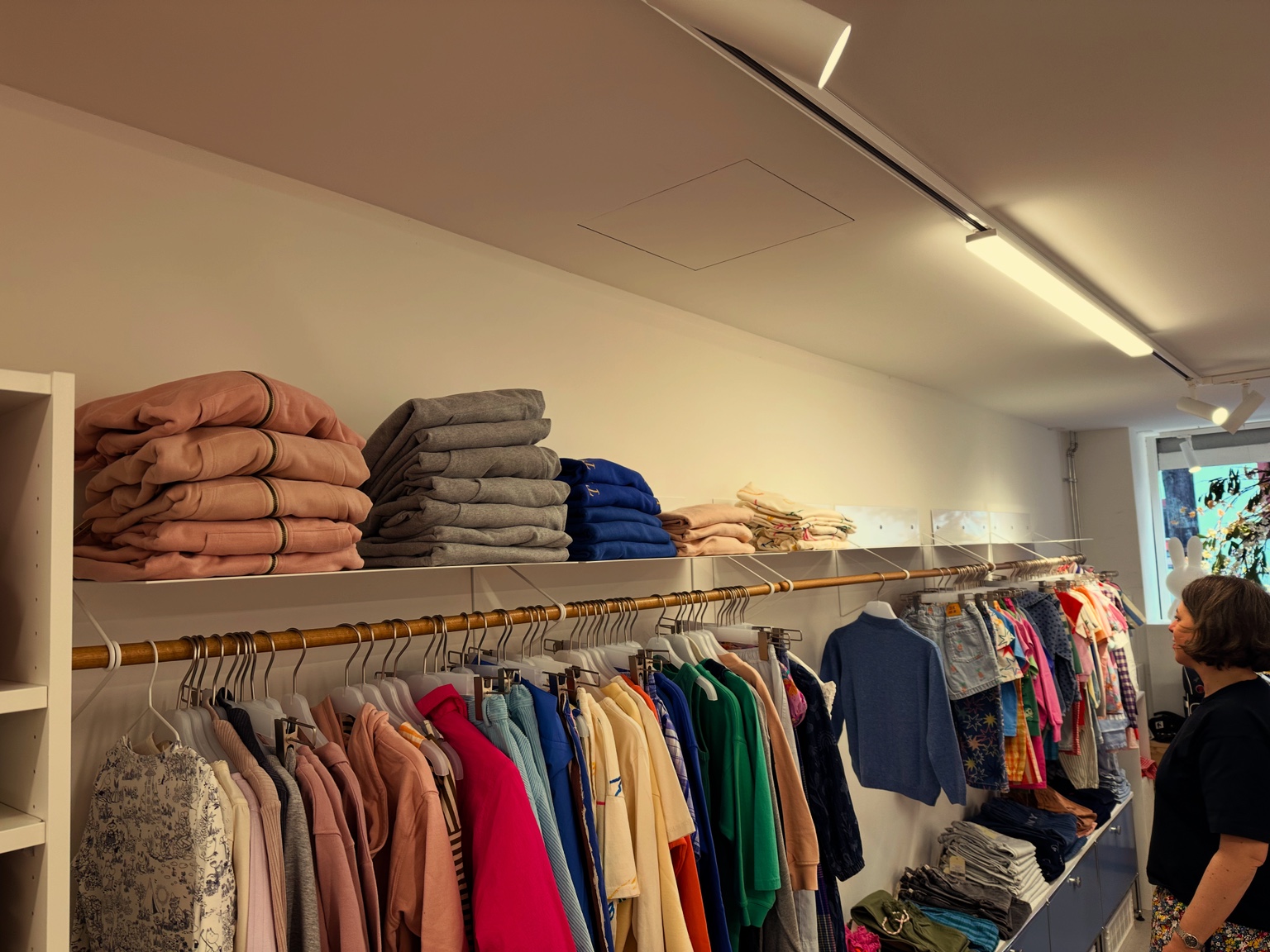 Wandregale und Kleiderstangen in einem Bekleidungsgeschäft